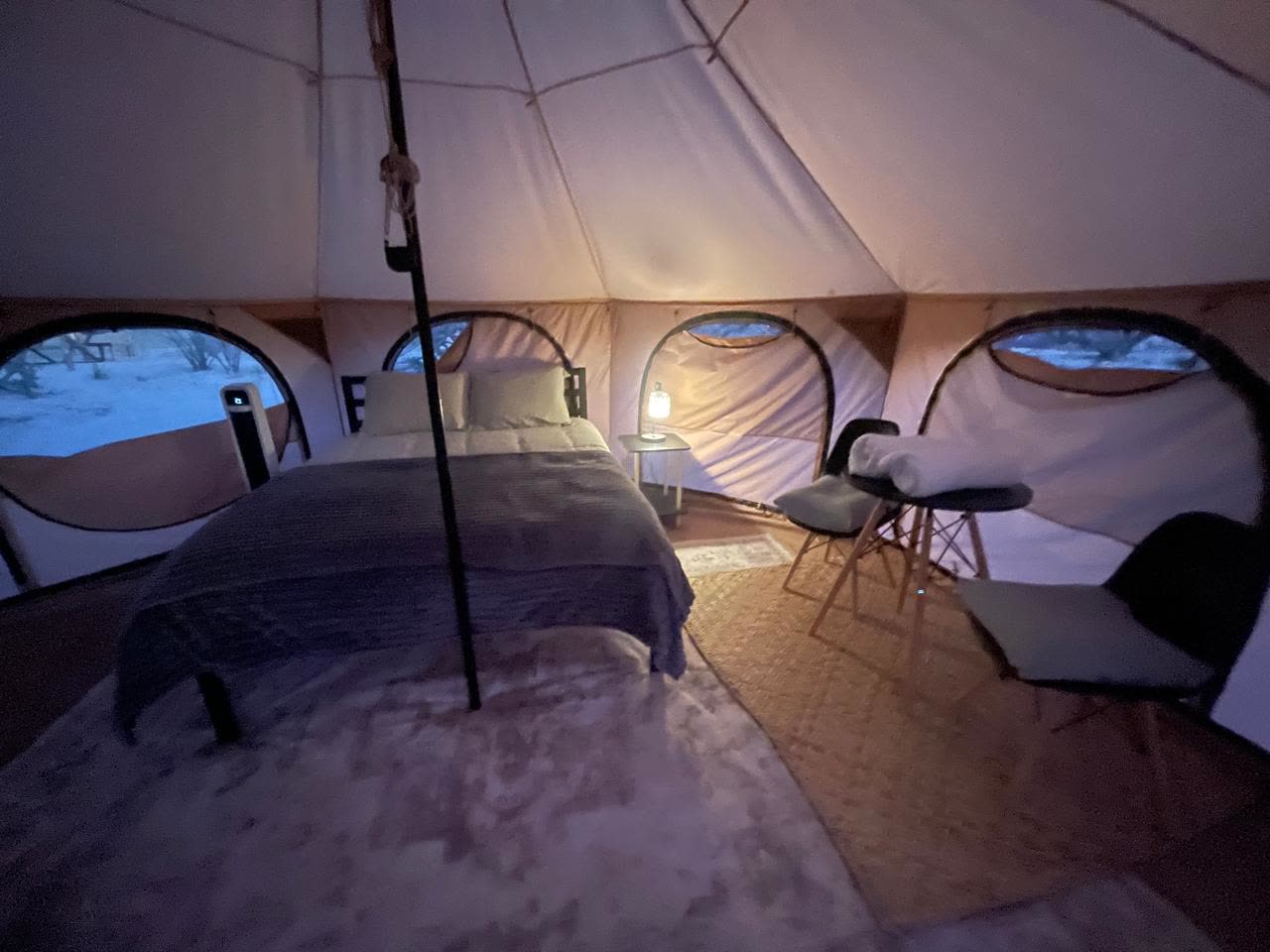 Glamping Queen — interior de noche